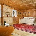 Haus Holzworm Ferienhaus *